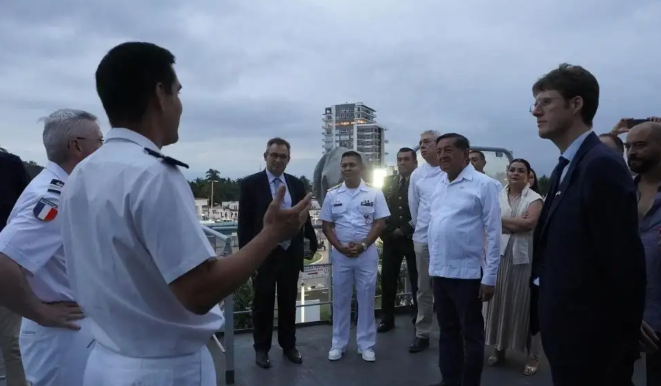 Arriba buque militar francés a Jalisco